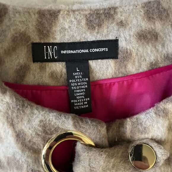 Leopard Print Wool-Blend Cape With Hot Pink Lining & Gold-Tone Clasp Closure - Picture 10 of 14